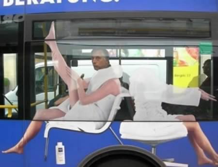 Forse il signore sull'autobus si domanda come mai tutti lo guadano. Sicuramente, l'effetto di questa pubblicità non lascia indifferenti