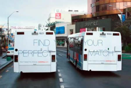 Una campagna pubblicitaria ha “spezzato” i suoi messaggi su più autobus, per rendere meglio il concetto che trovare la propria anima gemella non è così facile, senza aiuto.