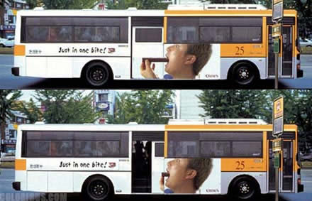Quando si aprono le porte, il protagonista della pubblicità sembra mangiare lo snack