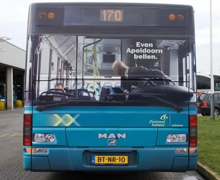 In realtà quello che vedete è il retro dell'autobus, decorato per sembrare la parte anteriore. Sicuramente trovare questo autobus nel traffico non lascia indifferenti!