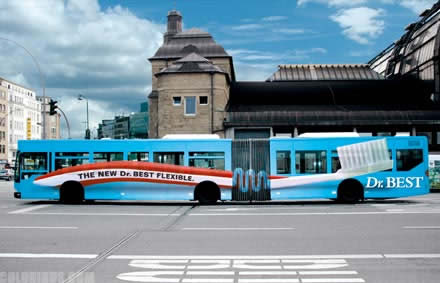 Per dimostrare le caratteristiche di un nuovo spazzolino dalla testa flessibile, i pubblicitari hanno utilizzato un autobus articolato