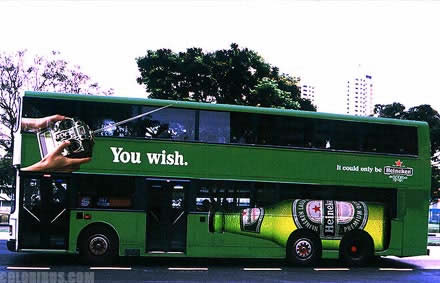 "Ti piacerebbe." recita ironicamente questa campagna dell'Heineken... Certo, molti vorrebbero poter avere un radiocomando che gli faccia arrivare una birra gigante al momento giusto.