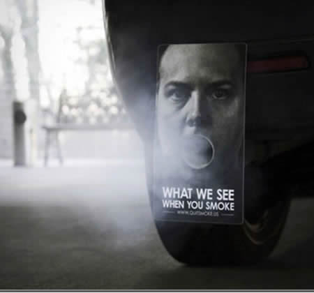 Di certo impatto questa pubblicità contro il fumo: l'effetto che fa vedere una persona che fuma è come vedere un tubo di scappamento. E il gas è ugualmente malsano.