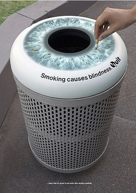 Il fumo fa male agli occhi: più di tanti notiziari medici, questa campagna sui posacenere trasmette l'idea in modo molto chiaro.