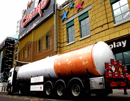 "Il fumo è un problema ingombrante", era il messaggio che voleva trasmettere questa insolita campagna pubblicitaria. E quindi usare un camion in centro città rende l'idea.