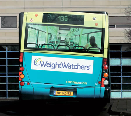 Il "ridisegno" dell'autobus vi ricorda l'opportunità di perdere peso (anche se a noi sembra che dica: "C'è sempre qualcuno che pesa più di voi...")