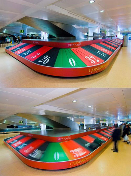 Qualche anno fa, il Casinò di Venezia aveva ideato questa curiosa (ed efficace, ci viene da dire) pubblicità che trasformava il nastro dei bagagli in una gigantesca roulette.