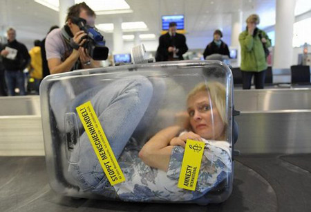 Per sensibilizzare contro il traffico di esseri umani, una modella è stata chiusa nella valigia e "fatta viaggiare" sul nastro bagagli dell'aeroporto
