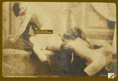 Un altro esempio della controversa campagna di MTV per la prevenzione contro le malattie sessuali, che che usa fotogrammi di film vietati degli anni venti e trenta: "Eccetto l'AIDS, niente è cambiato"