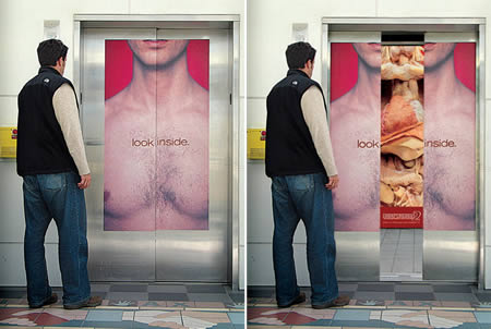 Un museo dedicato all'anatomia ha realizzato questa insolita pubblicità per interessare i passanti a "dare un'occhiata" a come è fatto dentro il corpo umano.