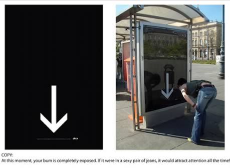 Sotto la freccia, c'è scritto: "State mostrando il vostro sedere. Se invece indossaste jeans sexy, attirerebbe l'attenzione sempre".