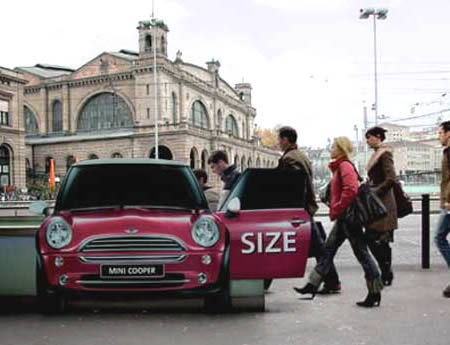 "Nonostante le piccole dimensioni, la Mini è una macchina capiente", questo il messaggio che lancia questa curiosa e divertente pubblicità, che sfrutta le scalinate della metropolitana.