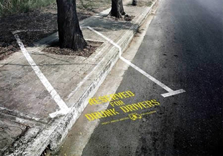 Per sottolineare i rischi della guida in stato di ebbrezza, una campagna inglese ha provocatoriamente evidenziato dove rischiano di "parcheggiare" addosso ad un albero