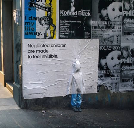 "I bambini trascurati si sentono invisibili", recita questa insolita e curiosa campagna per la tutela dei minori.