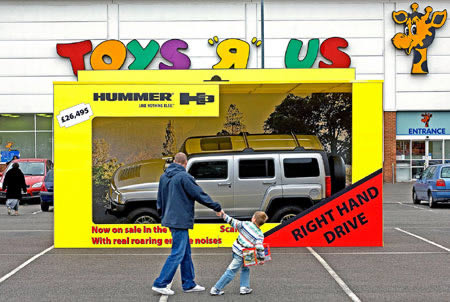 La Hummer si rende evidentemente conto che il suo SUV non ha utilità spesso pratica ma è un "giocattolo per adulti", ed ha così lanciato una insolita campagna presso la catena Toys R Us in Gran Bretagna per lanciare un nuovo modello.