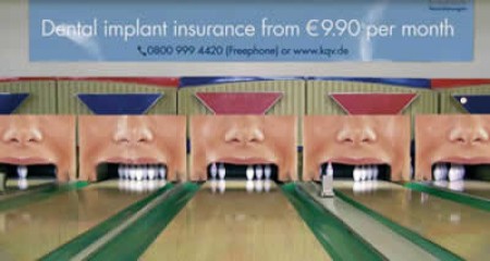 geniale_dentista Una compagnia di assicurazioni ha scelto un bowling per promuovere la nuova polizza per le spese dentistiche