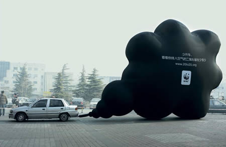 Per ricordare che le auto inquinano, il WWF cinese ha organizzato una campagna semplice ma di estremo impatto sugli altri automobilisti incrociati da quest'auto.