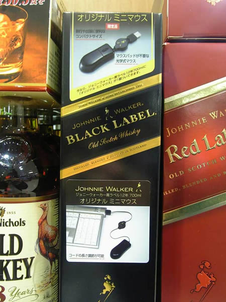 Sì, è vero: capita spesso di vedere mini-gadget tecnologici abbinati ai prodotti più disparati. Però comunque non troviamo il collegamento tra il whisky e un mouse.