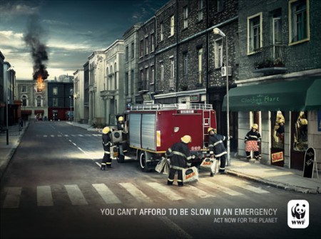 Anche in questa immagine della campagna (che il WWF avrebbe però rifiutato) l'agenzia voleva comunicare come non ci sia tempo da perdere di fronte alle emergenze, comprese quelle relative alla tutela dell'ambiente.