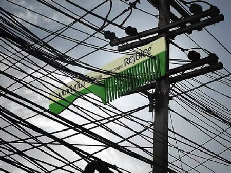 Un groviglio di cavi telefonici (tipico di alcune città USA) diventa uno scenario ideale per la pubblicità di un parrucchiere.