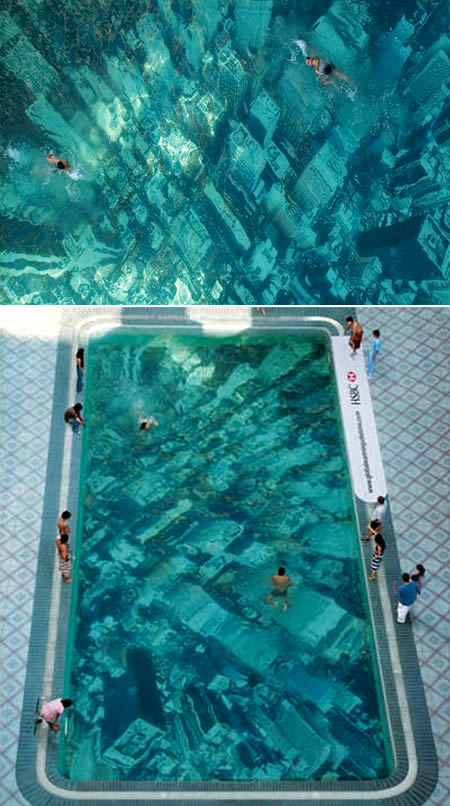 Come sensibilizzare efficacemetne al problema dell'innalzamento dei mari per colpa del riscaldamento globale? Ma posizionando la skyline di una metropoli usa vista dall'alto sul fondo di una piscina, ovviamente.