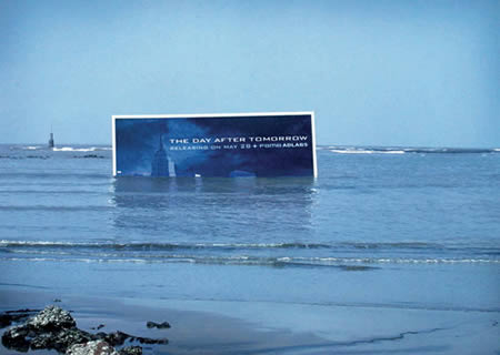 Chiarisce molto bene il concetto dell'innalzamento delle maree questo cartellone posizionato in modo strategico sulla costa.