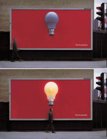 Un cartellone decisamente divertente quello di questa campagna dell'Economist: quando qualcuno passa sotto di esso, un sensore fa accendere la lampadina gigante.
