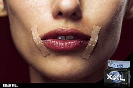 Una curiosa pubblicità dei profilattici XXL lanciati dalla Durex.