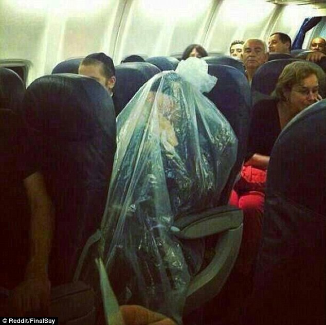 si avvolge in un sacchetto per volare in aereo
