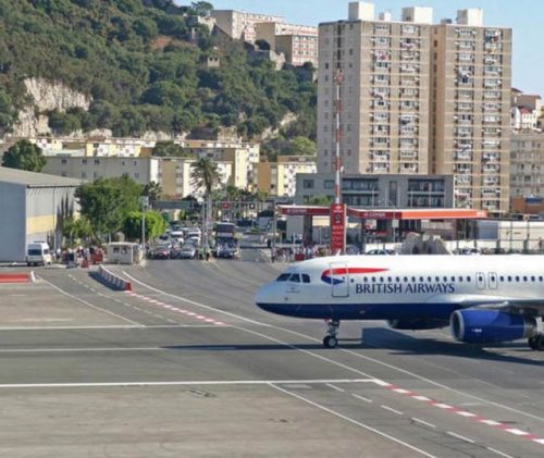 aeroporto di gibilterra - la pista incrocia la strada 3