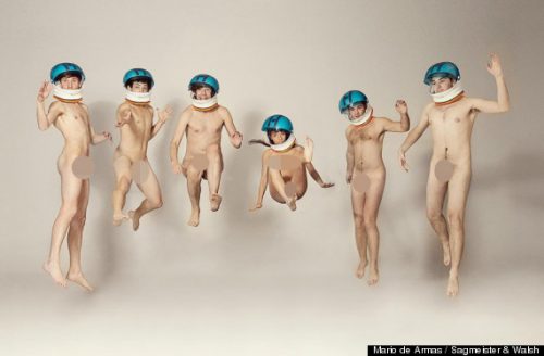 lo staff di una agenzia di marketing posa completamente nudo