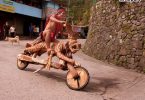 nelle filippine si tiene una gara per biciclette scolpite a mano