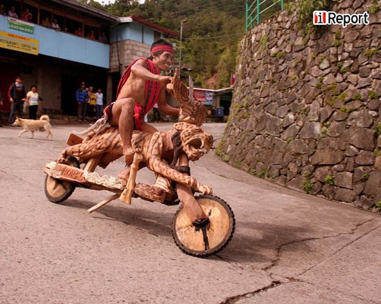 nelle filippine si tiene una gara per biciclette scolpite a mano
