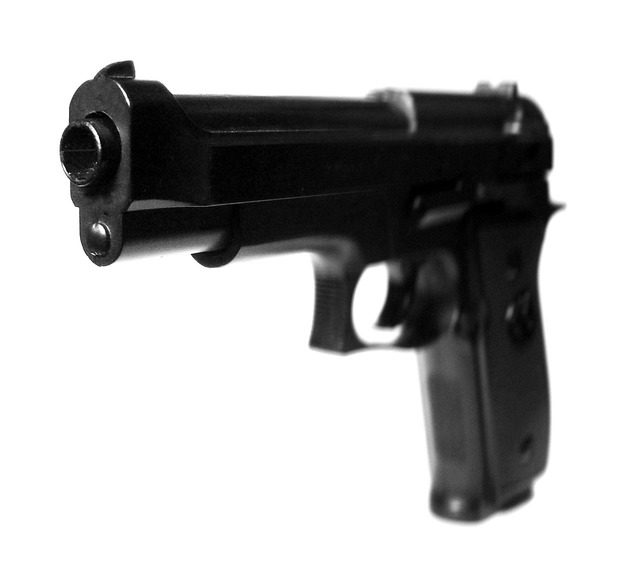 pistola - un uomo ha sequestato un adolescente chiedendo come riscatto un appuntamento con la sorella