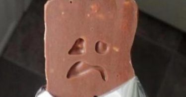 questa barretta di cioccolato forse ha paura di essere mangiata