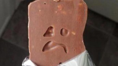 questa barretta di cioccolato forse ha paura di essere mangiata