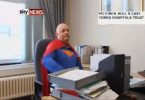 manager fa video vestito da superman