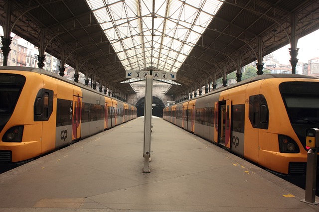 stazione delle metropolitana - qualcuno esagera con il sogno di guidare i treni