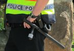 un agente di polizia - in inghilterra hanno denunciato una bimba di 3 anni