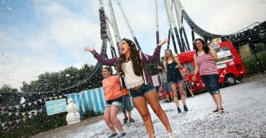 Un parco divertimenti di Londra ha una nuova attrazione: uno spazio dove piovono fiocchi di gelato. Posta all’ombra delle montagne russe di Thorpe Park, la curiosa attrazione è stata ideata da Miss Cakehead, un’artista-pasticcere nota per avere creato un albergo dall’arredamento interamente commestibile, che è stato aperto per un solo giorno a inizio 2013. La neve di gelato è stata ideata per celebrare ironicamente il clima inglese, dalle piogge frequenti e improvvise ma che è per gli abitanti, abituati, sono spesso quasi “dolci”. E così l’ideatrice ha pensato di tradurre in modo letterale questa emozione con il gelato (nei gusti di fragola e vaniglia) che scede a fiocchi sui visitatori del parco.