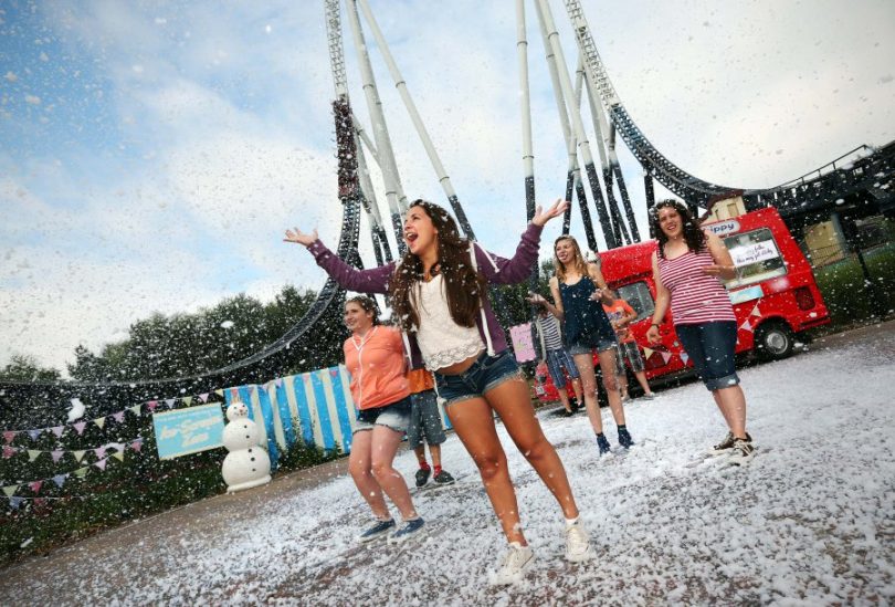 Un parco divertimenti di Londra ha una nuova attrazione: uno spazio dove piovono fiocchi di gelato. Posta all’ombra delle montagne russe di Thorpe Park, la curiosa attrazione è stata ideata da Miss Cakehead, un’artista-pasticcere nota per avere creato un albergo dall’arredamento interamente commestibile, che è stato aperto per un solo giorno a inizio 2013. La neve di gelato è stata ideata per celebrare ironicamente il clima inglese, dalle piogge frequenti e improvvise ma che è per gli abitanti, abituati, sono spesso quasi “dolci”. E così l’ideatrice ha pensato di tradurre in modo letterale questa emozione con il gelato (nei gusti di fragola e vaniglia) che scede a fiocchi sui visitatori del parco.