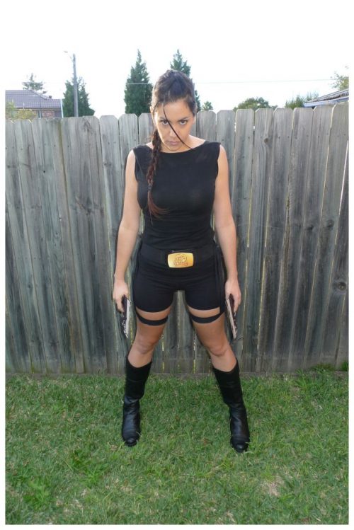 in questo caso mary è vestita da lara croft di tomb raider