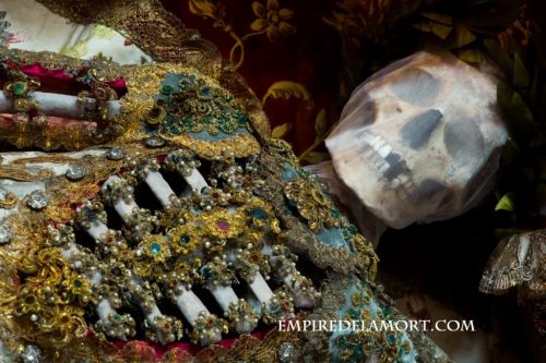 inquietante questi scheletri adornati scoperti da indiana bones