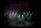 un fotogramma dell interpretazione di Get Lucky da parte del coro