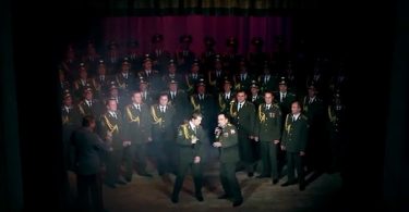 un fotogramma dell interpretazione di Get Lucky da parte del coro