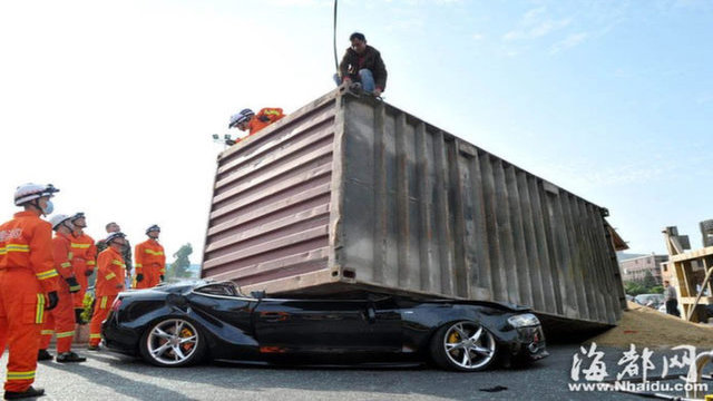 l'audi A5 schiacciata dal container