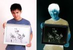 brian lai con una delle sue opere