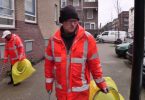 gli insoliti spazzini al lavoro