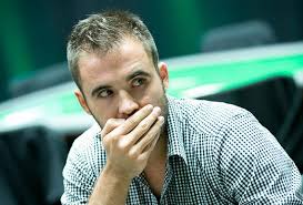 Incredibile giocata di poker diventa famoso su internet, ma perde il più grande torneo dell'anno