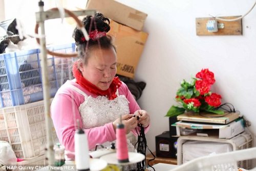 la donna indossa l'abito da sposa anche al lavoro